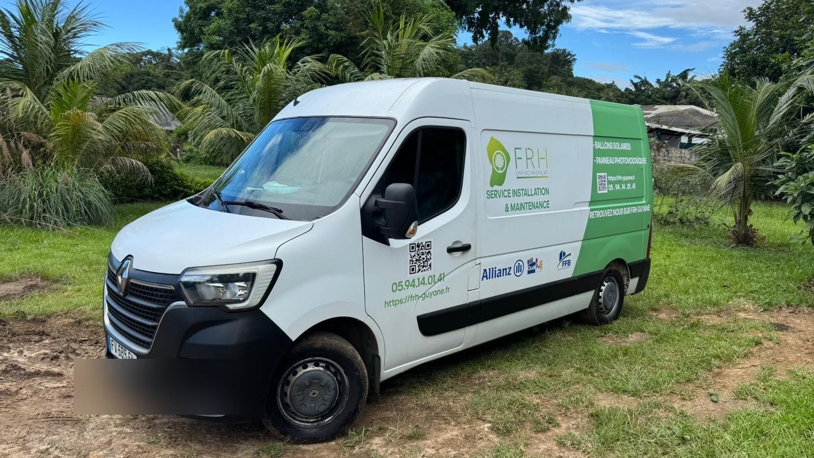 Fourgon FRH floqué au logo de l’agence, garé devant des cocotiers