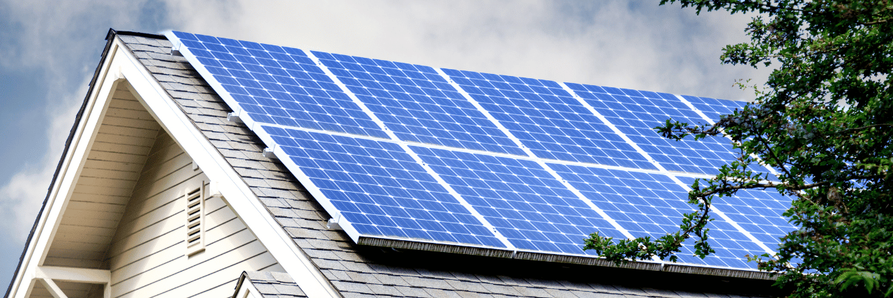 Panneaux solaires sur toit d'une maison France Rénov Habitat