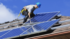 panneaux solaires 2024 un homme installant des panneaux solaires