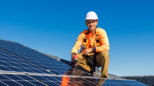 Certification des Installateurs de Panneaux Solaires en France, un installateur panneaux solaires sur le toit d'une maison