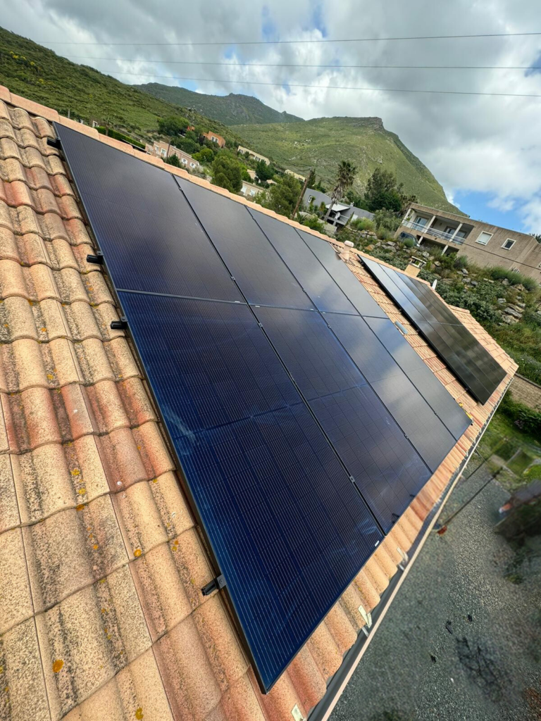une installation de panneaux photovoltaïques en Corse