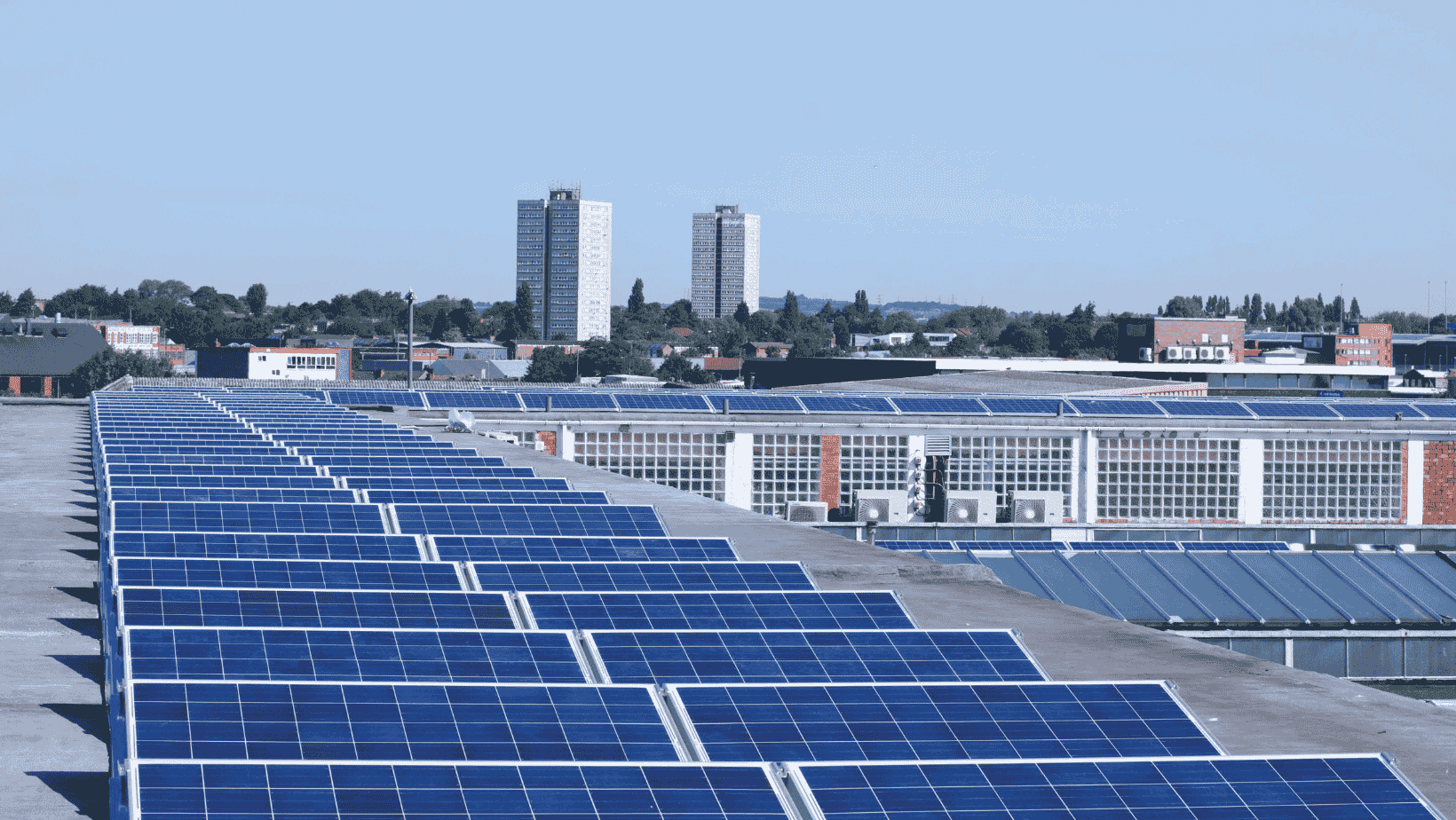 Panneaux solaires installés sur le toit d'une entreprise